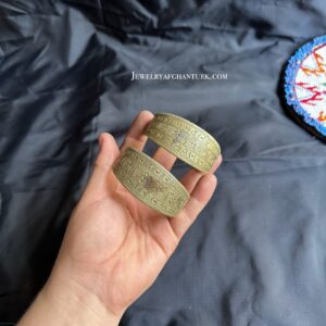 Vintage craving hand cuff