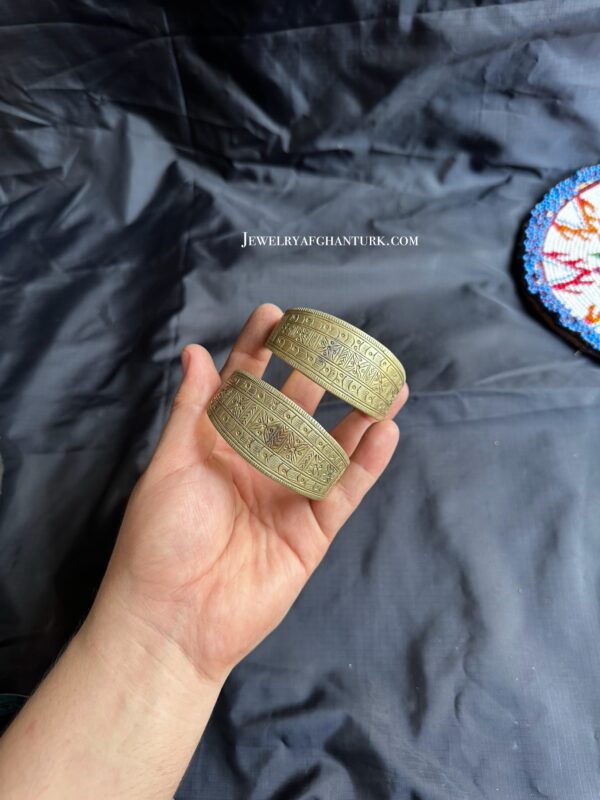 Vintage craving hand cuff