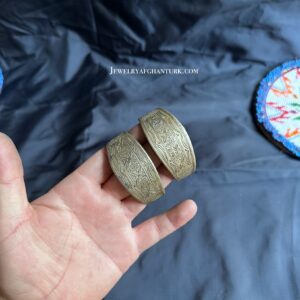 Vintage craving hand cuff