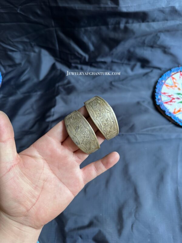 Vintage craving hand cuff