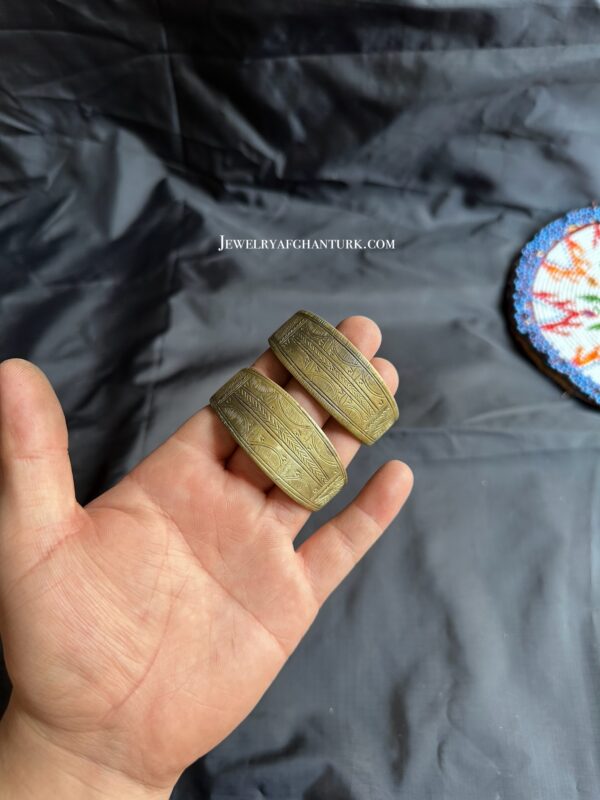 Vintage craving hand cuff