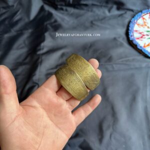 Vintage craving hand cuff