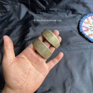Vintage craving hand cuff