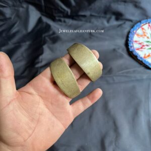 Vintage craving hand cuff